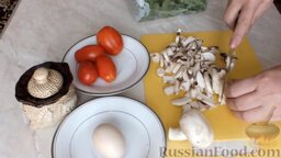 Салат с грибами и помидорами: Нарезаем грибы небольшими кусочками.