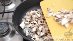 Салат с грибами и помидорами: Выкладываем грибы в сковородку и обжариваем вместе с луком. Присаливаем по вкусу.