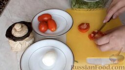 Салат с грибами и помидорами: В миску выкладываем рукколу. Нарезаем помидоры.