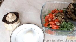Салат с грибами и помидорами: Добавляем помидоры к зелени. Туда же грибы.   Хорошо перемешиваем.