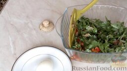 Салат с грибами и помидорами: Пробуем салат на вкус - если мало соли, то досаливаем по вкусу.  Салат с грибами и помидорами готов.