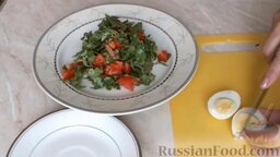 Салат с грибами и помидорами: Выкладываем салат на тарелки. Сверху салат с грибами и помидорами украсим дольками вареного яйца.