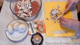 Печёночный паштет с грибами: Нарезаем грибы небольшими кусочками. Выкладываем к печени.