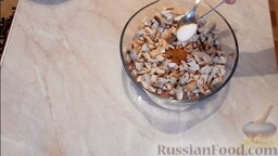 Печёночный паштет с грибами: Добавляем приправу и соль.