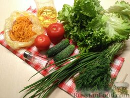 Овощной салат с корейской морковью: Подготовить продукты для овощного салата с корейской морковью. Первое, что необходимо сделать, промыть все овощи под холодной проточной водой, дать время стечь им.