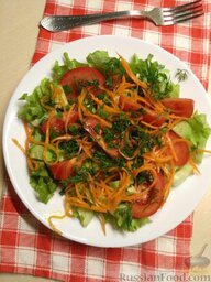 Овощной салат с корейской морковью: Зелень (укроп и зеленый лук) мелко нарезать, смешать все ингредиенты. Добавить морковь, посолить. Заправить овощной салат с корейской морковью подсолнечным маслом.
