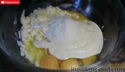 Лимонный пирог: Добавляем яйца, сметану, разрыхлитель, муку и все тщательно перемешиваем. Вымешиваем мягкое, эластичное тесто.  Разделяем его на две части. Одну половину теста отправляем в морозилку.