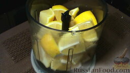 Лимонный пирог: Чистые, тонкошкурые и сочные лимоны разрезаем на несколько частей и удаляем косточки. Измельчаем лимоны при помощи блендера.