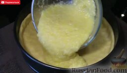 Лимонный пирог: Выкладываем лимонную начинку на пирог.