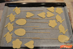 Печенье на Пасху: Раскатать тесто в пласт толщиной 4 мм, вырезать фигурки.  Выпекать печенье в заранее разогретой до 180 градусов духовке около 7 минут.