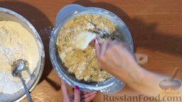 Итальянский кекс Панеттоне (кулич): Самый ответственный момент приготовления панеттоне – добавлять муку небольшими порциями, а затем начать вымешивать тесто. Это займет не меньше 10 минут. Тесто не должно быть жидким, но и не густым, оно может немного прилипать к рукам, тесто должно 