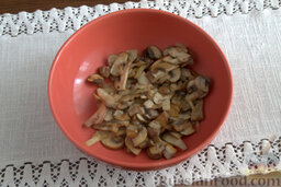 Макаронная запеканка с грибами (в мультиварке): Выкладываем грибы в миску.