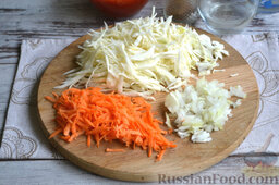 Ленивые голубцы (в мультиварке): Подготавливаем овощи. Капусту шинкуем тонкими полосочками, лук нарезаем достаточно мелко, морковь натираем крупно на кулинарной терке.