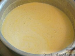 Кулич (пасха): Сливочное масло растопить.   Смешиваем все ингредиенты: белки, желтки, тёплое молоко, масло, сметану и дрожжи. Добавить соль и перемешать.