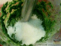 Соус "Весенний" из черемши: Затем добавьте сахар, соль и уксус. Тщательно перебейте блендером до однородного состояния.