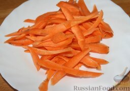 Лагман из говядины: Морковь нарезать крупной соломкой.
