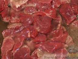 Лагман из говядины: Мясо обжарить в казане в течение 5 минут.