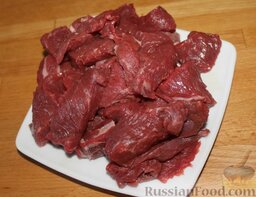 Лагман из говядины: Мясо порезать кусками среднего размера.