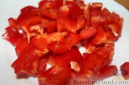 Лагман из говядины: Небольшими кусочками порезать болгарский перец.