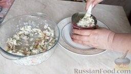 Салат с кальмарами и крабовыми палочками: Сервировать салат будем с помощью кулинарного кольца. На плоскую тарелку поместить кулинарное кольцо, выложить салат и плотно утрамбовать ложкой.