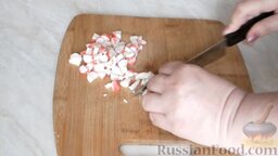 Салат с кальмарами и крабовыми палочками: Нарезать крабовые палочки.