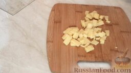 Салат с кальмарами и крабовыми палочками: Сыр нарезать небольшими кубиками.