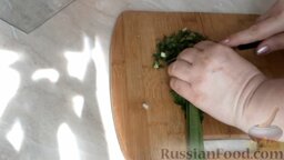 Салат с кальмарами и крабовыми палочками: Мелко нарезать зелень.