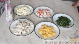 Салат с кальмарами и крабовыми палочками: Все ингредиенты для салата с кальмарами и крабовыми палочками подготовлены.