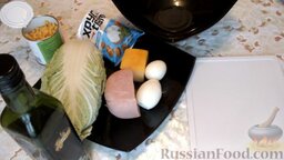 Салат с ветчиной и сухариками: Подготовить ингредиенты, которые понадобятся для приготовления салата из пекинской капусты с ветчиной и сухариками.     Заранее необходимо отварить 2 яйца, остудить и очистить.