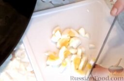 Салат с ветчиной и сухариками: Измельчить вареные яйца.