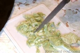 Салат с ветчиной и сухариками: Листья пекинской капусты отделить и нарезать.