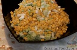 Салат с ветчиной и сухариками: Соединить все подготовленные ингредиенты в глубокой емкости. Добавить консервированную кукурузу.