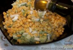 Салат с ветчиной и сухариками: Заправить салат с ветчиной оливковым маслом.