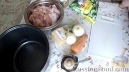 Курица, тушенная с брюссельской капустой (в мультиварке): Подготовить ингредиенты, которые понадобятся для приготовления курицы с брюссельской капустой в мультиварке.     Очистить и вымыть репчатый лук и морковь.   Курицу нарезать небольшими кусками.