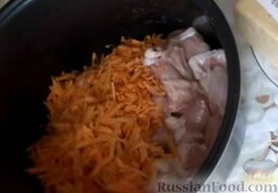 Курица, тушенная с брюссельской капустой (в мультиварке): Добавить тёртую морковь к курице.