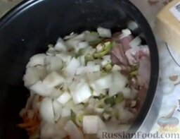 Курица, тушенная с брюссельской капустой (в мультиварке): Мелко нарезать репчатый лук, чеснок и зеленый лук. Затем высыпать в чашу мультиварки.