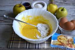 Запеканка с яблоками (в мультиварке): Добавляем в тесто сахарную пудру и соль. Перемешиваем.