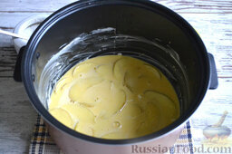 Запеканка с яблоками (в мультиварке): Выливаем готовое тесто с яблоками в смазанную маслом чашу мультиварки.