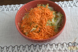 Овощная запеканка с сыром сулугуни (в мультиварке): Измельчаем морковь, добавляем к заготовке.