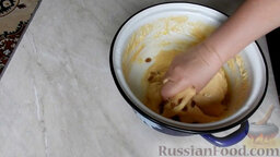 Пасхальный кулич: Руку смазываем растительным маслом. Хорошо замешиваем тесто рукой.