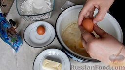 Пасхальный кулич: Когда опара начала бродить, добавляем туда 2 яйца и желток 3-го яйца. Белок оставим для глазури.