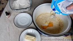Пасхальный кулич: Добавляем в тесто чайную ложку соли и столовую ложку сгущенного молока.