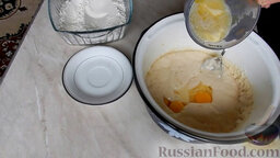 Пасхальный кулич: Растопим сливочное масло (в микроволновке). Добавляем его в тесто.