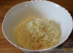 Рисовая запеканка (в мультиварке): Сварить кашу из риса, молока и воды, посолить, заправить кашу маслом и остудить.
