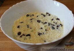 Рисовая запеканка (в мультиварке): В кашу выложить изюм и влить яично-сливочную смесь, хорошо перемешать.