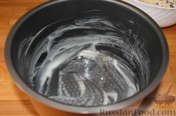 Рисовая запеканка (в мультиварке): Чашу мультиварки смазать сливочным маслом.
