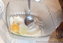 Творожная запеканка (в микроволновке): Добавить яйцо, сахар и немного посолить.
