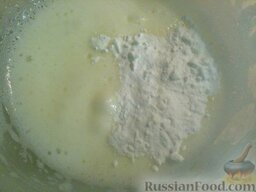 Безе с кокосовой стружкой: Взбить охлажденные белки в пену. Продолжать взбивать, постепенно добавляя сахарную пудру.
