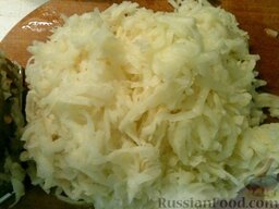 Драники "Весенние" с черемшой: Как приготовить драники с зеленью:    Картофель почистить, вымыть и натереть на крупной терке.