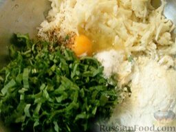 Драники "Весенние" с черемшой: Смешать картофель и зелень. Добавить яйцо, соль, перец и муку.